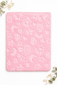 Paturica bebe roz cu model embosat 100x100 cm pufoasa moale pentru nou nascut - Img 5