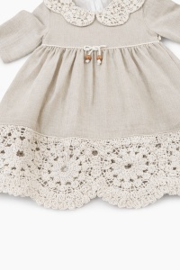 Rochie bebe fetita bej din in cu dantela si guler elegant - Img 4