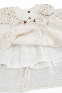 Rochie bebe fetita din in cu dantela bej eleganta pentru primii pasi, fotografie de produs pe fundal alb