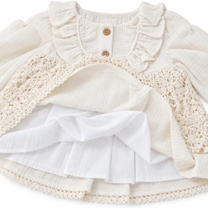 Rochita fetita ivory cu broderie si nasturi decorativi, prezentare in decor