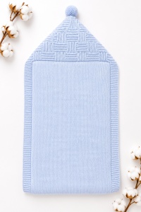 Sac de dormit bebe bleu crosetat imblanit cu gluga si ciucure pentru carucior si scoica, fotografie de produs pe fundal alb