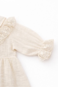 Salopeta bebe fetita muselina ivoire dantela eleganta set cu bentita - Img 3