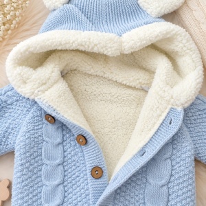 Salopeta bebe groasa pentru iarna albastra imblanita cu gluga si urechiuse, prezentare in decor