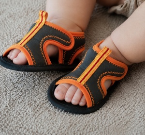 Sandale bebe gri cu portocaliu tip sport, usoare si confortabile pentru vara