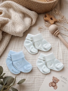 Set 3 perechi sosete bebe bleu, alb si ivoire cu manseta moale pentru nou nascut