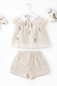 Set bebe 2 piese vara bluza pantaloni scurti bej flori dantela fete - Img 2