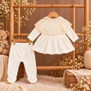 Set bebe 5 piese din bumbac, bluza cu dantela, pantaloni cu botosei, boneta, baveta si manusi, crem - Img 4