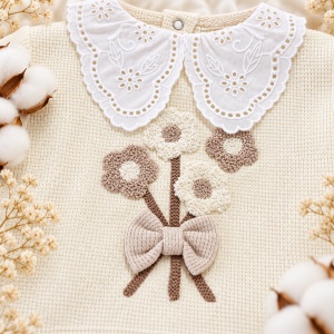Set bebe fetite 5 piese crem bej cu flori, bluza, pantaloni, bentita, manusi si bavetica - Img 2