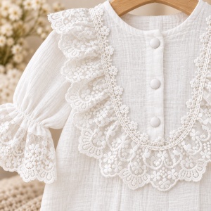 Set botez bebe premium din muselina alba 4 piese cu dantela – salopeta, paturica, boneta si manusi - Img 6