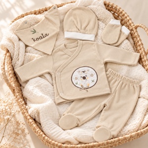 Set nou nascut 5 piese bumbac bej cu koala, bluza petrecuta si pantaloni cu botosei integrati