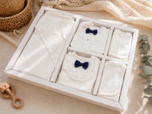 Set nou nascut elegant 10 piese din 100% bumbac alb cu papion bleumarin si paturica, detaliu material si finisaje