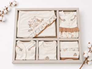 Set nou nascut fetita 10 piese 100% bumbac, rochita florala, paturica inclusa, crem maro - Img 3