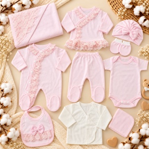 Set nou nascut fetita 10 piese bumbac, roz, dantela, paturica, body, salopeta si accesorii
