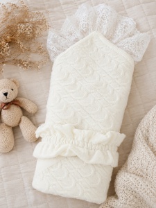 Set premium 4 piese pentru bebe fetita din lana de oaie cu port-bebe tricotat, salopeta, caciulita, botosei, detaliu material si finisaje