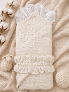 Set premium pentru bebe din lana de oaie 4 piese cu port-bebe si salopeta tricotata crem, prezentare in decor