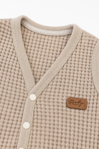Vesta bebe maro din bumbac waffle, cu capse, confortabila si usoara, detaliu material si finisaje