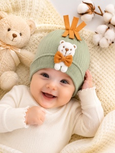Caciulita bebe verde salvie cu ursulet si fundita decorativa unisex nou nascut