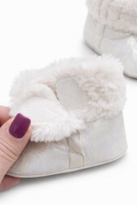 Cizmulite bebe albe cu blanita, funda decorativa si efect sidefat, talpa moale - Img 2