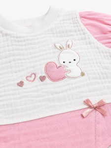 Compleu bebe din muselina roz cu iepuras si bentita 3 piese, prezentare in decor