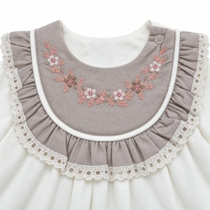 Compleu bebe fetita ivory cu guler brodat si pantaloni, detaliu material si finisaje