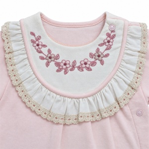 Compleu bebe fetita roz cu broderie, pantaloni si bentita, prezentare in decor