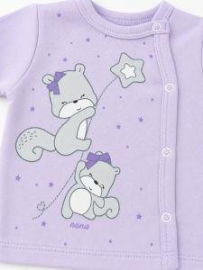 Compleu bebe mov lila cu caciulita si imprimeu veverite din bumbac, prezentare in decor