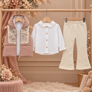 Compleu fetita 3 piese bumbac cu vesta matlasata camasa si pantaloni evazati, prezentare in decor