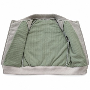 Costum bebe 3 piese cu geaca matlasata, bluza si pantaloni din bumbac, fotografie de produs pe fundal alb