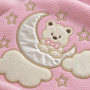 Paturica bebe imblanita 85x95 cm, tricot roz cu ursulet, luna si stelute - Img 4