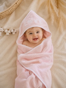 Prosop bebe cu gluga din bumbac roz cu broderie LOVE, 80x90 cm