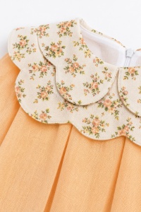 Rochie bebe fetita din muselina piersica cu bentita si guler floral eleganta - Img 5