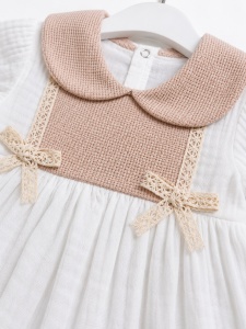 Rochita bebe fetite din muselina alba cu guler bej si fundite elegante - Img 6
