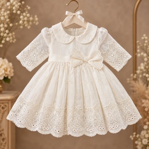 Rochita botez bebe alba din bumbac cu broderie, boneta si pantofi, prezentare in decor