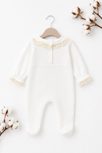 Salopeta bebe alba cu bentita, dantela eleganta si guleras din 100% bumbac - Img 3