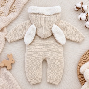 Salopeta bebe tricotata bej imblanita cu gluga si urechiuse, prezentare in decor
