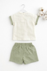 Set bebe baiat 2 piese din bumbac tricou si pantaloni scurti verzi cu dungi, fotografie de produs pe fundal alb