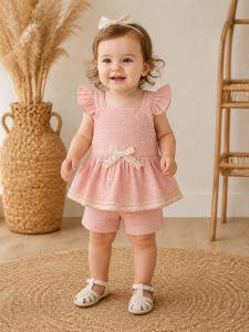 Set bebe fete 2 piese muselina roz – bluza tip rochita cu volane si pantaloni scurti