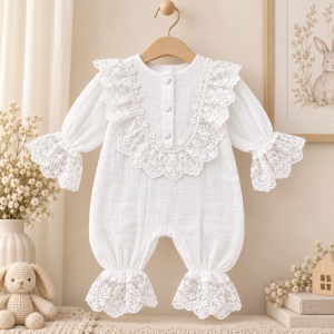 Set botez bebe premium din muselina alba 4 piese cu dantela – salopeta, paturica, boneta si manusi - Img 3
