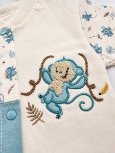 Set haine bebe baiat 2 piese bumbac premium – tricou cu capse si pantaloni albastri cu maimuta - Img 4