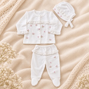 Set nou nascut 10 piese bumbac alb cu floricele roz, dantela, paturica si accesorii - Img 3