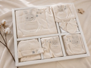 Set nou nascut 10 piese din 100% bumbac crem cu iepuras, paturica si vesta, prezentare in decor