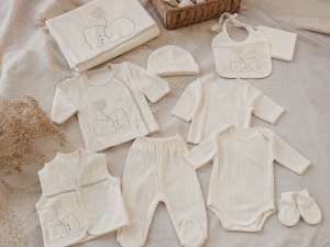 Set nou nascut 10 piese din 100% bumbac crem cu paturica, ursulet si balon