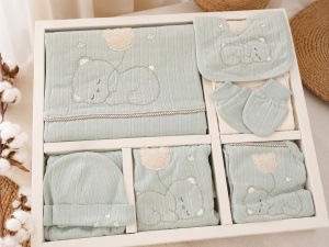 Set nou nascut 10 piese din 100% bumbac verde salvie cu paturica, ursulet si balon, prezentare in decor