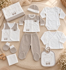 Set nou nascut 10 piese din bumbac, crem-bej, ursulet brodat, paturica si accesorii