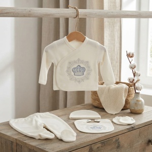 Set nou nascut 5 piese din bumbac alb cu coroana brodata, bluza petrecuta si botosei integrati