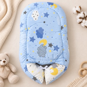 Baby nest bebe cuib pentru nou nascut model stelute si norisori bleu 50x70 cm, prezentare in decor