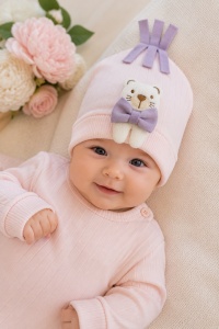 Caciulita bebe roz pudrat cu ursulet si fundita lila pentru nou nascut