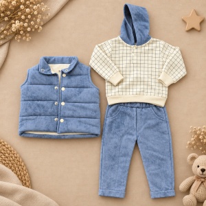 Compleu baiat 3 piese din bumbac cu vesta matlasata hanorac cu gluga si pantaloni, prezentare in decor