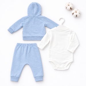 Compleu bebe baiat 3 piese bumbac cu hanorac body si pantaloni bleu, fotografie de produs pe fundal alb