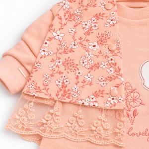 Compleu bebe fetita 3 piese din bumbac cu hanorac floral bluza iepuras si pantaloni, prezentare in decor